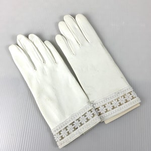 Vintage 60s white faux leather gloves with daisy trim, dress gloves, Size XS/S