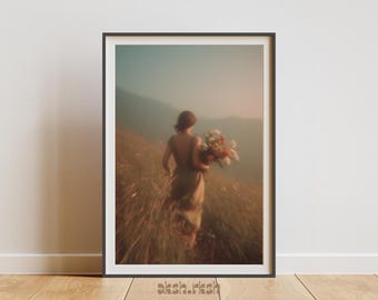 夢のような草原のウォールアート（印刷可能）、花を持つ女性とソフトフォーカス、映画のようなヴィンテージ美的アート、感動的なデジタルダウンロード