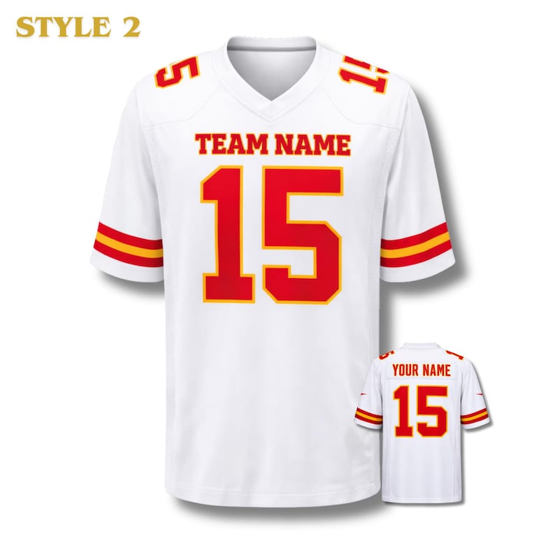 Pu&ograve; includere: Maglia da football bianca con dettagli rossi e gialli. La maglia presenta il numero 15 in rosso, con le parole "TEAM NAME" sopra. Le maniche hanno strisce rosse e gialle. Viene mostrata anche una maglia pi&ugrave; piccola con "YOUR NAME" e il numero 15.