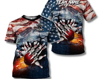 Camiseta de bolos personalizada con la bandera de EE. UU., bola y bolos en llamas en 3D, ropa de equipo personalizada.