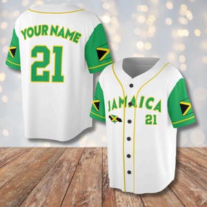 Könnte beinhalten: Weißes Baseball-Trikot mit grünen Ärmeln und goldenen Zierleisten. Das Trikot trägt das Wort "JAMAICA" und die Nummer "21" in Grün. Die Ärmel haben ein jamaikanisches Flaggen-Design. Auf der Rückseite des Trikots steht "YOUR NAME" und die Nummer "21".