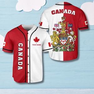 Pode incluir: Uma camisa de beisebol vermelha e branca com "CANADA" impresso verticalmente na frente e atrás. A frente apresenta uma folha de bordo e espaço para um nome. A parte de trás exibe o brasão canadense.