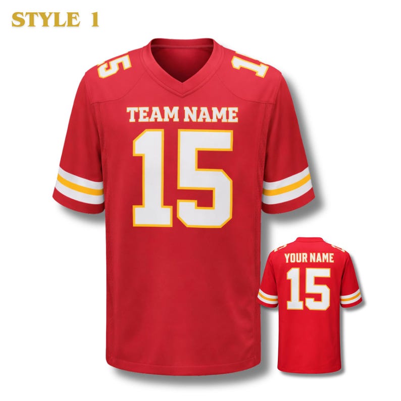 Pu&ograve; includere: Maglia da football rossa con dettagli bianchi e gialli. La maglia presenta il numero 15 in grandi lettere bianche, con "TEAM NAME" sopra. Le maniche hanno strisce bianche e gialle. Una maglia pi&ugrave; piccola &egrave; mostrata in basso a destra.