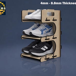 以下が含まれることがあります： 3段の木製靴ラック。3足のスニーカーが置かれています。ラックは明るい色の木材で作られ、モダンなデザインです。「4mm - 8.8mm Thickness Available」の文字が上部にあります。靴を整理するためのラックです。