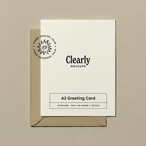 Könnte beinhalten: A2-Grußkarten-Mockup mit einer cremefarbenen Karte und einem Umschlag. Die Karte zeigt den Text "Clearly Mockups" und "A2 Greeting Card". Der Umschlag hat eine hellbraune Farbe. Die Karte enthält auch den Text "Intentional Tools for Makers & Artists".
