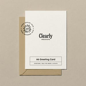 Può includere: Un biglietto di auguri A6 bianco con il testo "Clearly MOCKUPS" e "A6 Greeting Card". Il biglietto è sopra una busta beige. Il biglietto ha un logo a forma di sole con "CHANGE ENVELOPE COLOR" e "CHANGE BACKGROUND COLOR".