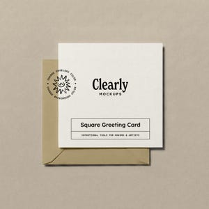 Peut inclure: Une carte de vœux carrée avec le texte "Clearly MOCKUPS" et "Square Greeting Card" sur fond blanc. Une enveloppe beige est derrière la carte. La carte contient également le texte "INTENTIONAL TOOLS FOR MAKERS & ARTISTS".