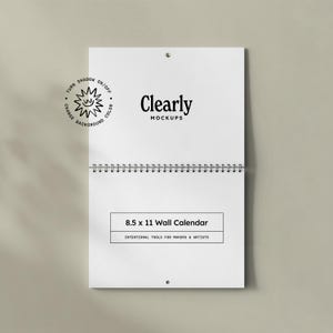 壁掛けカレンダーモックアップPSD | 8.5x11インチ スパイラル綴じ見開き | 吊り下げカレンダー スマートオブジェクト