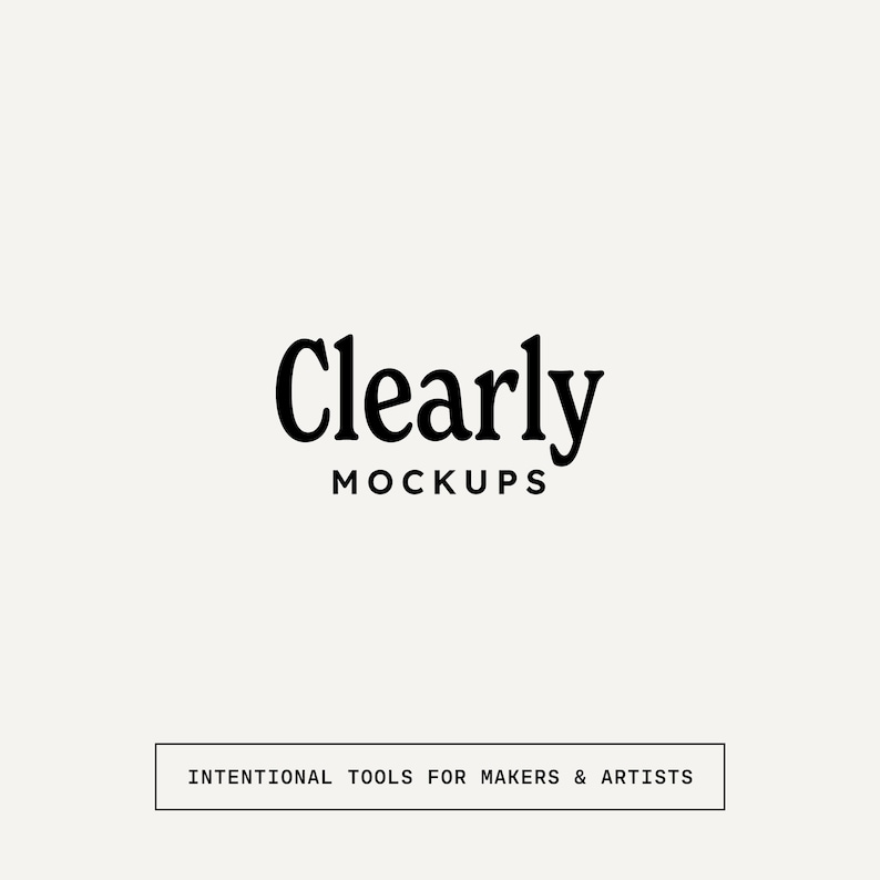 Op de afbeelding: De woorden "Clearly MOCKUPS" staan in een vetgedrukte, zwarte lettertype op een cr&egrave;mekleurige achtergrond. Daaronder staat een rechthoek met de tekst "INTENTIONAL TOOLS FOR MAKERS & ARTISTS."