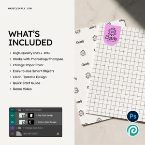 Op de afbeelding: Een mockup-afbeelding met twee witte notitieblokken met rasterlijnen met het woord "Clearly" erop gedrukt. Een roze sticker met het woord "Clearly" en een zonnesterontwerp staat op &eacute;&eacute;n notitieblok. De tekst "WHAT'S INCLUDED" is ook zichtbaar.