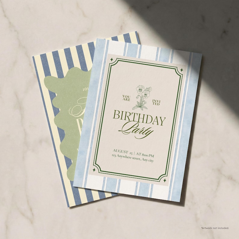 Op de afbeelding: Twee verjaardagsfeestuitnodigingen. E&eacute;n heeft een lichtblauwe en witte gestreepte rand, de andere heeft een geschulpte saliegroene rand. De hoofduitnodiging heeft de tekst "Birthday Party" en evenementdetails.