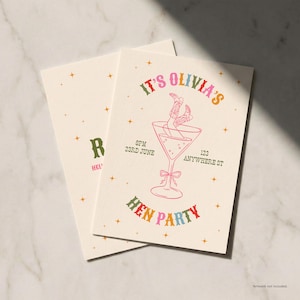 Op de afbeelding: Twee cr&egrave;mekleurige uitnodigingen voor een feest. De hoofduitnodiging toont de tekst "IT'S OLIVIA'S HEN PARTY" in kleurrijke, retro letters, samen met een cocktailglas illustratie. Extra tekst bevat de datum, tijd en adres. De tweede uitnodiging heeft de letter "R" en het woord "HEL".