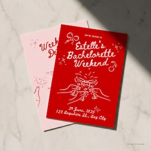 Op de afbeelding: Twee uitnodigingskaarten, &eacute;&eacute;n roze en &eacute;&eacute;n rode, met witte tekst en illustraties. Op de rode kaart staat "Estelle's Bachelorette Weekend" met evenementdetails. Op de roze kaart staat "Week Do". De kaarten liggen op een marmeren oppervlak.