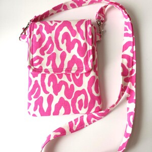 Funda para celular con estampado de camuflaje rosa, tamaño cruzado, compatible con celulares de 18 x 13 x 2,5 cm.