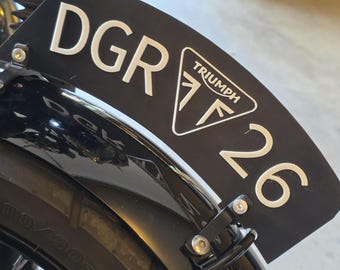 トライアンフ DGR 2026 フロントフェンダープレート – 空冷モダンクラシックモデル (2001-2015)