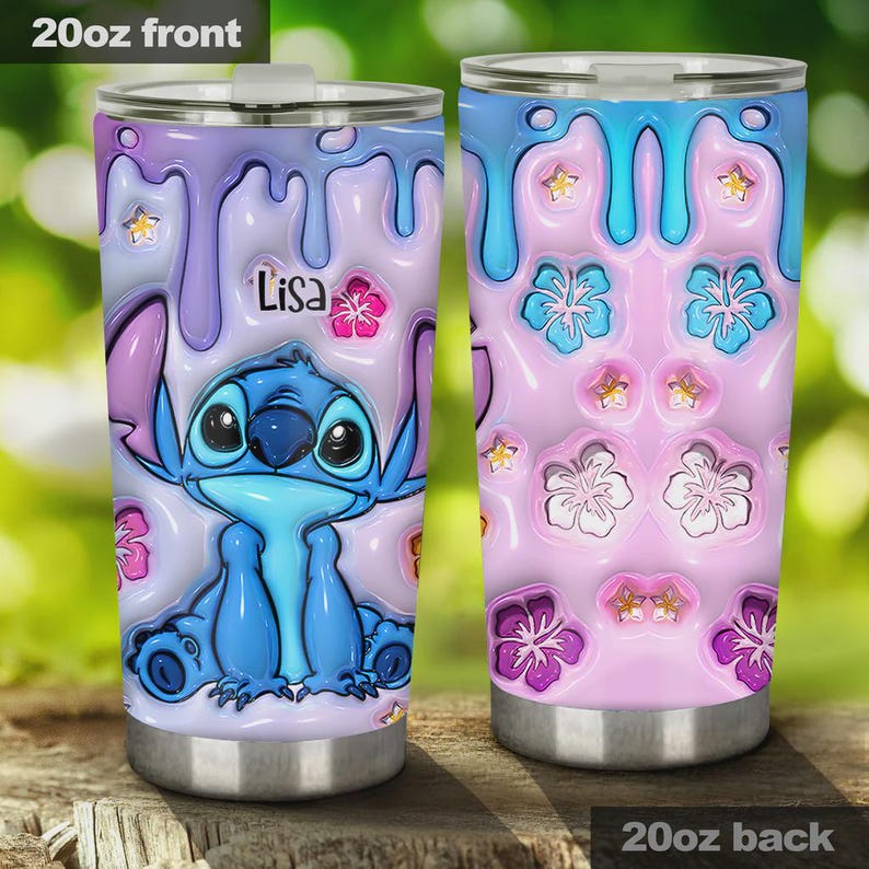 Pode incluir: Um copo de a&ccedil;o inoxid&aacute;vel de 590 ml com um design de personagem de desenho animado. A frente exibe um personagem azul com o nome "Lisa" e detalhes florais. A parte de tr&aacute;s tem um fundo rosa com padr&otilde;es florais e estrelas.