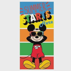 Puede incluir: Una toalla de playa colorida con Mickey Mouse con gafas de sol y pantalones cortos rojos. La toalla tiene el texto "SUMMER STARTS Here" en una fuente l&uacute;dica, con un fondo a rayas en azul, amarillo, naranja, verde y rojo.