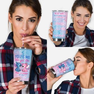 K&ouml;nnte beinhalten: Edelstahlbecher mit blauem und rosa Aquarelldesign. Der Becher zeigt den Text "YOU & ME We got this" und ein Cartoon-Bild von Stitch und Angel. Auf der Unterseite des Bechers steht "Andy & Selena EST. 2018".