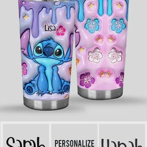 Pode incluir: Dois copos isolados de a&ccedil;o inoxid&aacute;vel com designs coloridos. Um apresenta um personagem de desenho animado azul com o nome "Lisa". O outro tem um fundo rosa com detalhes florais e de estrelas. A parte inferior da imagem mostra os nomes "Sarah" e "Hanah" e o texto "Personalize Name".