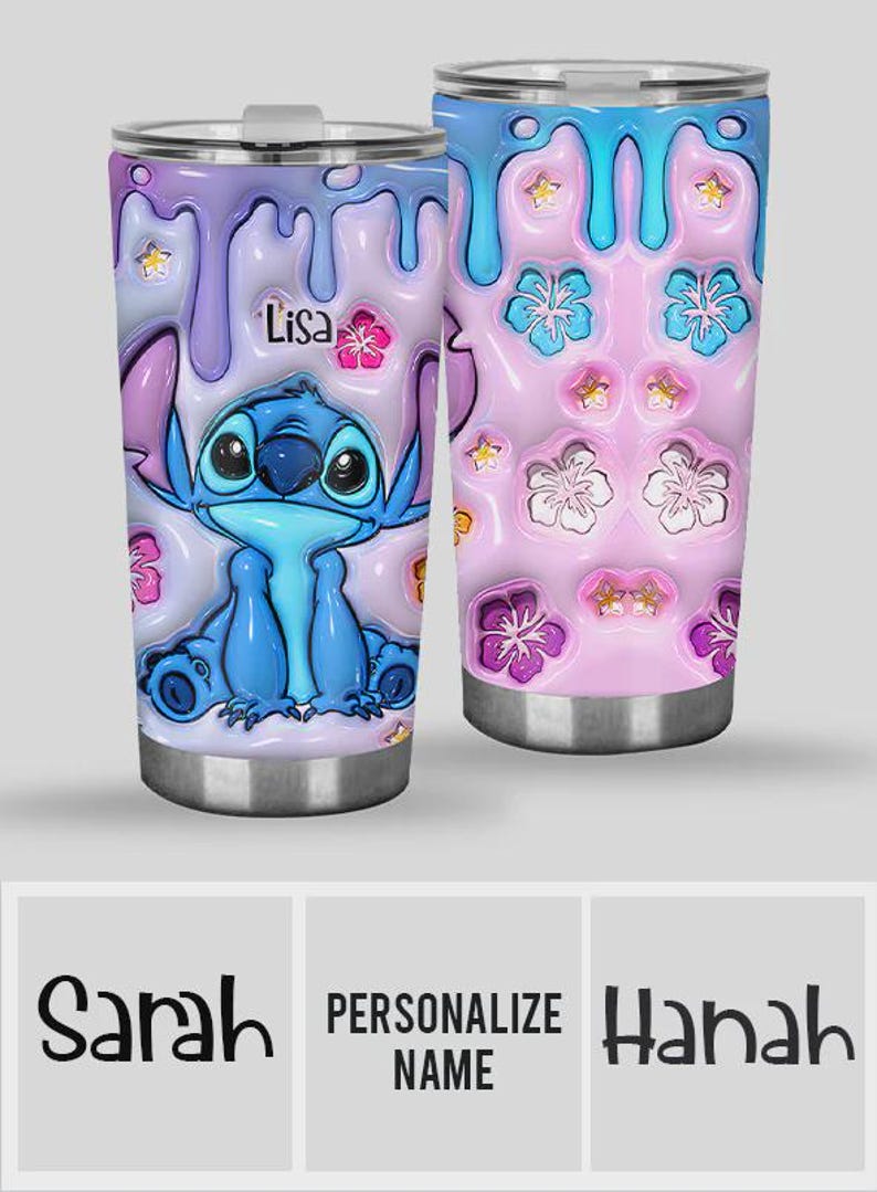 Pode incluir: Dois copos isolados de a&ccedil;o inoxid&aacute;vel com designs coloridos. Um apresenta um personagem de desenho animado azul com o nome "Lisa". O outro tem um fundo rosa com detalhes florais e de estrelas. A parte inferior da imagem mostra os nomes "Sarah" e "Hanah" e o texto "Personalize Name".