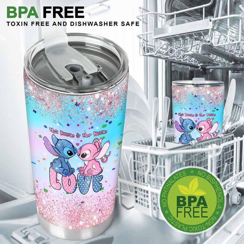 Pu&ograve; includere: Un bicchiere in acciaio inossidabile con un design colorato con i personaggi Stitch e Angel, con la parola "LOVE". Il bicchiere ha uno sfondo glitterato blu e rosa e il testo "His Name & Her Name". Senza BPA.