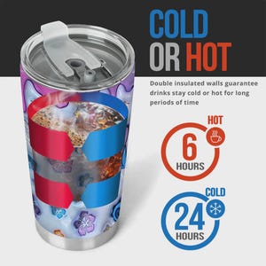 Pode incluir: Uma caneca de viagem de a&ccedil;o inoxid&aacute;vel com um padr&atilde;o floral e o texto "COLD OR HOT". A caneca foi projetada para manter as bebidas frias por 24 horas e quentes por 6 horas. A caneca tem uma tampa flip-top.