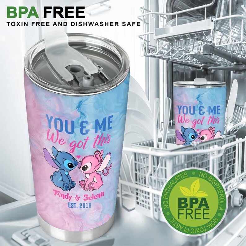 K&ouml;nnte beinhalten: Ein Edelstahlbecher mit einem Marmordesign in Rosa- und Blaut&ouml;nen. Der Becher zeigt ein Cartoon-Bild von zwei Figuren und den Text "YOU & ME We got this" mit den Namen "Andy & Selena" und dem Jahr "EST. 2018". BPA-frei und sp&uuml;lmaschinenfest.