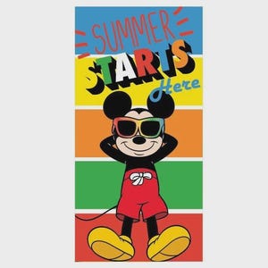 Puede incluir: Una toalla de playa colorida con Mickey Mouse con gafas de sol y pantalones cortos rojos. La toalla tiene el texto "SUMMER STARTS Here" en una fuente l&uacute;dica, con un fondo a rayas en azul, amarillo, naranja, verde y rojo.