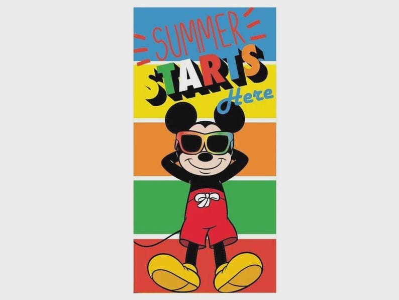 Puede incluir: Una toalla de playa colorida con Mickey Mouse con gafas de sol y pantalones cortos rojos. La toalla tiene el texto "SUMMER STARTS Here" en una fuente l&uacute;dica, con un fondo a rayas en azul, amarillo, naranja, verde y rojo.