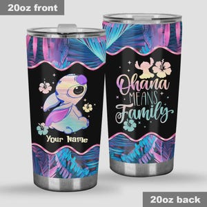 Op de afbeelding: Een 20oz roestvrijstalen beker met een kleurrijk ontwerp. E&eacute;n kant toont een cartoonfiguur met de tekst "Your Name". De andere kant heeft de tekst "Ohana Means Family" met bloemaccenten, alles tegen een zwarte achtergrond met tropische bladeren.