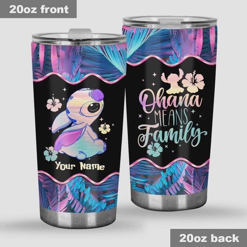 Op de afbeelding: Een 20oz roestvrijstalen beker met een kleurrijk ontwerp. E&eacute;n kant toont een cartoonfiguur met de tekst "Your Name". De andere kant heeft de tekst "Ohana Means Family" met bloemaccenten, alles tegen een zwarte achtergrond met tropische bladeren.