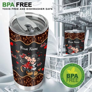 Puede incluir: Vaso de acero inoxidable con un dise&ntilde;o negro que presenta una pareja de dibujos animados, corazones y mariposas. El vaso tiene el texto "Your Name" y est&aacute; etiquetado como "BPA FREE, Toxin Free and Dishwasher Safe."