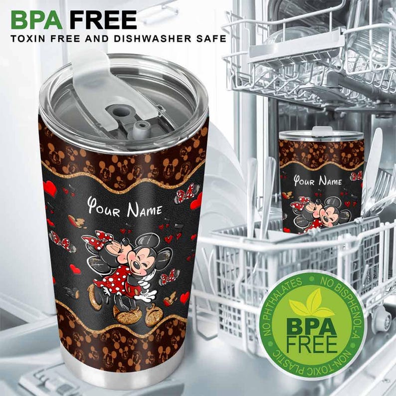 Puede incluir: Vaso de acero inoxidable con un dise&ntilde;o negro que presenta una pareja de dibujos animados, corazones y mariposas. El vaso tiene el texto "Your Name" y est&aacute; etiquetado como "BPA FREE, Toxin Free and Dishwasher Safe."