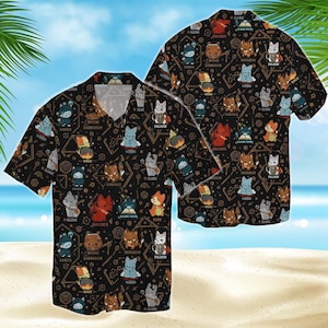 Puede incluir: Camisa negra con botones con un patrón repetido de gatos de dibujos animados disfrazados de personajes de fantasía. Los gatos están en varias poses, con etiquetas de texto como "Clérigo" y "Bárbaro". El fondo es oscuro con formas geométricas.