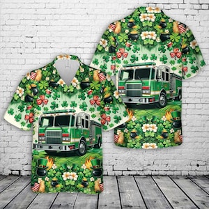 Puede incluir: Dos camisas de manga corta con botones con un tema del Día de San Patricio. Las camisas presentan un diseño de camión de bomberos verde, tréboles, ollas de oro y sombreros de duende. El fondo es una mezcla de verde y blanco.