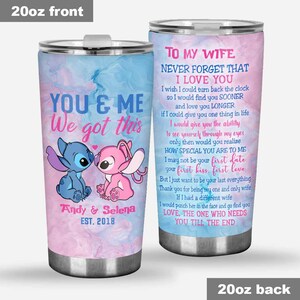 K&ouml;nnte beinhalten: Ein 590ml Edelstahlbecher mit blauem und rosa Marmormuster. Auf der Vorderseite sind Stitch und Angel aus Lilo & Stitch abgebildet, mit dem Text "YOU & ME We got this" und "Andy & Selena EST. 2018". Auf der R&uuml;ckseite steht ein Gedicht.