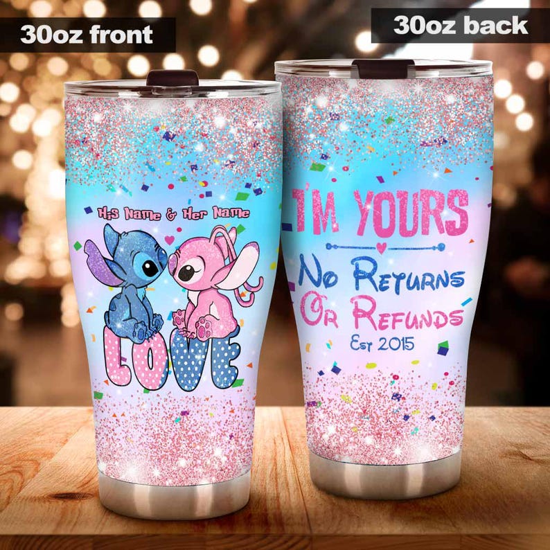 Pu&ograve; includere: Un bicchiere in acciaio inossidabile da 30 once con un design frontale con personaggi di cartoni animati blu e rosa e la parola "LOVE". Il retro del bicchiere recita "I'M YOURS No Returns Or Refunds Est 2015".