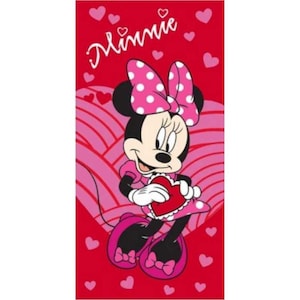 Może przedstawiać: Czerwony ręcznik plażowy Minnie Mouse z Minnie trzymającą serce. Minnie ma na sobie r&oacute;żową sukienkę i kokardę w białe grochy. Ręcznik ma czerwone tło z r&oacute;żowymi sercami i napisem "Minnie" w białym skrypcie.