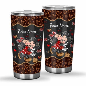 Puede incluir: Dos vasos de acero inoxidable con un dise&ntilde;o de Mickey y Minnie Mouse abraz&aacute;ndose. Los vasos tienen un fondo negro con las palabras "Your Name" y est&aacute;n decorados con corazones, mariposas y un patr&oacute;n marr&oacute;n.