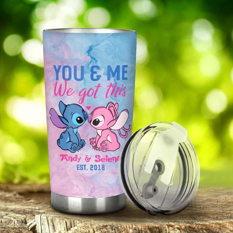 K&ouml;nnte beinhalten: Ein Edelstahlbecher mit Deckel. Der Becher hat ein blaues und rosa Marmormuster mit dem Text "YOU & ME We got this". Er hat auch Zeichentrickfiguren und die Namen "Andy & Selena" mit dem Jahr "EST. 2018".