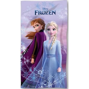 K&ouml;nnte beinhalten: Ein Strandtuch im Disney Frozen-Design mit Anna und Elsa. Das Handtuch hat einen hellvioletten Hintergrund mit Schneeflockenmustern und dem Disney Frozen-Logo. Elsa tr&auml;gt ein blaues Kleid und Anna einen lila Umhang.