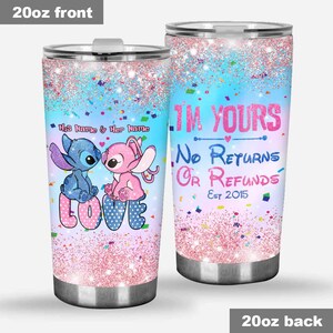 Pu&ograve; includere: Un bicchiere in acciaio inossidabile con un design rosa e blu glitterato. La parte anteriore presenta personaggi dei cartoni animati blu e rosa con la parola "LOVE". Il retro recita "I'M YOURS, NO RETURNS OR REFUNDS, Est 2015".
