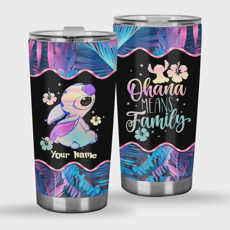 Op de afbeelding: Een roestvrijstalen beker met een cartoonkarakterontwerp en de tekst "Ohana Means Family". De beker heeft een zwarte achtergrond met tropische bladeren en bloemen.