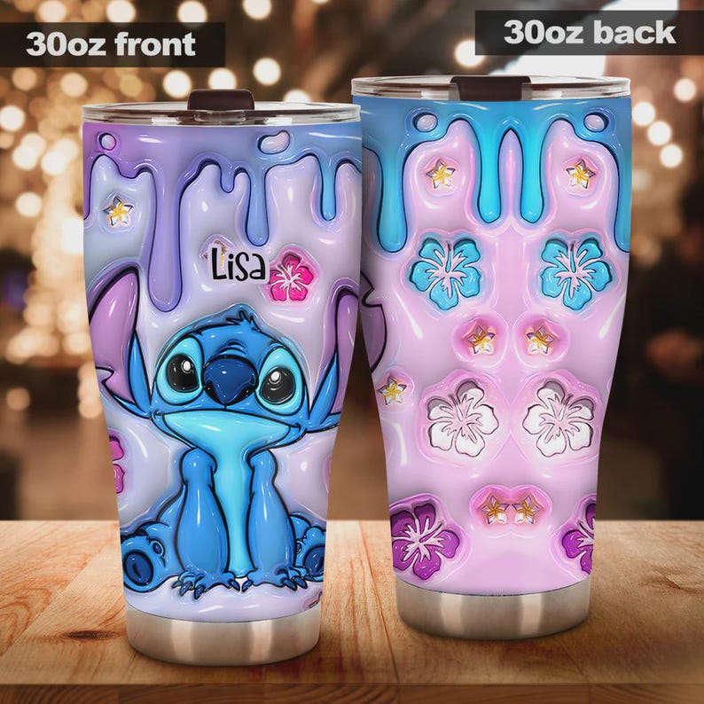 Pode incluir: Caneca de a&ccedil;o inoxid&aacute;vel de 30 oz com um personagem de desenho animado azul e o nome "Lisa". A parte de tr&aacute;s tem um padr&atilde;o floral rosa e azul. A caneca tem capacidade para aproximadamente 887 ml.