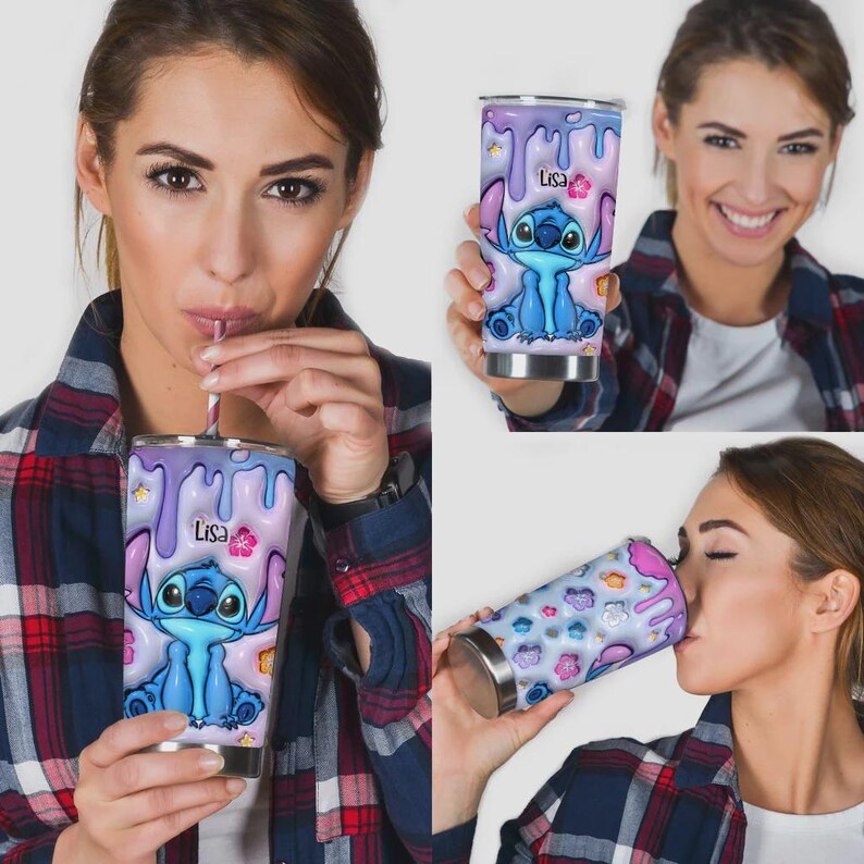 Pode incluir: Um copo de a&ccedil;o inoxid&aacute;vel com um personagem de desenho animado azul sobre um fundo rosa e roxo. O nome "Lisa" &eacute; impresso no copo. Possui base e tampa prateadas.