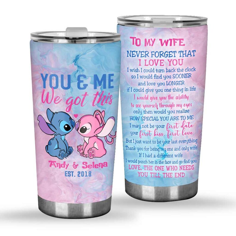 K&ouml;nnte beinhalten: Zwei Edelstahlbecher mit blauem und rosa Marmormuster. Einer zeigt die Charaktere Stitch und Angel mit dem Text "YOU & ME We got this" und "Andy & Selena EST. 2018". Der andere hat ein Gedicht, das mit "TO MY WIFE NEVER FORGET THAT I LOVE YOU" beginnt.