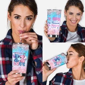 Pu&ograve; includere: Un bicchiere in acciaio inossidabile con un design glitterato blu e rosa. Un bicchiere ha il testo "I'M YOURS No Returns Or Refunds Est 2015". Un altro bicchiere ha un'immagine dei cartoni animati di Stitch e Angel con la parola "Love".