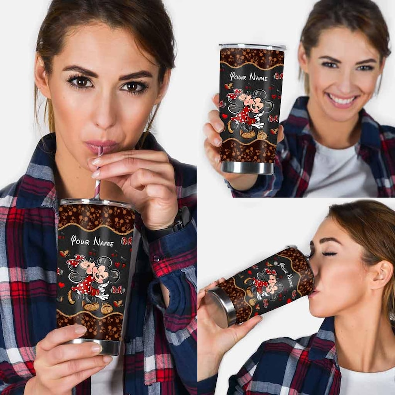 Puede incluir: Un vaso de acero inoxidable con un dise&ntilde;o de pareja de dibujos animados y el texto "Your Name". El vaso tiene un fondo negro con detalles marrones y una base plateada. El dise&ntilde;o incluye corazones y mariposas.