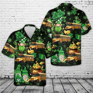 Puede incluir: Camisa verde y negra de manga corta con temática del Día de San Patricio. La camisa presenta autobuses escolares amarillos, duendes, tréboles y ollas de oro. La camisa con cuello está hecha de un material ligero.