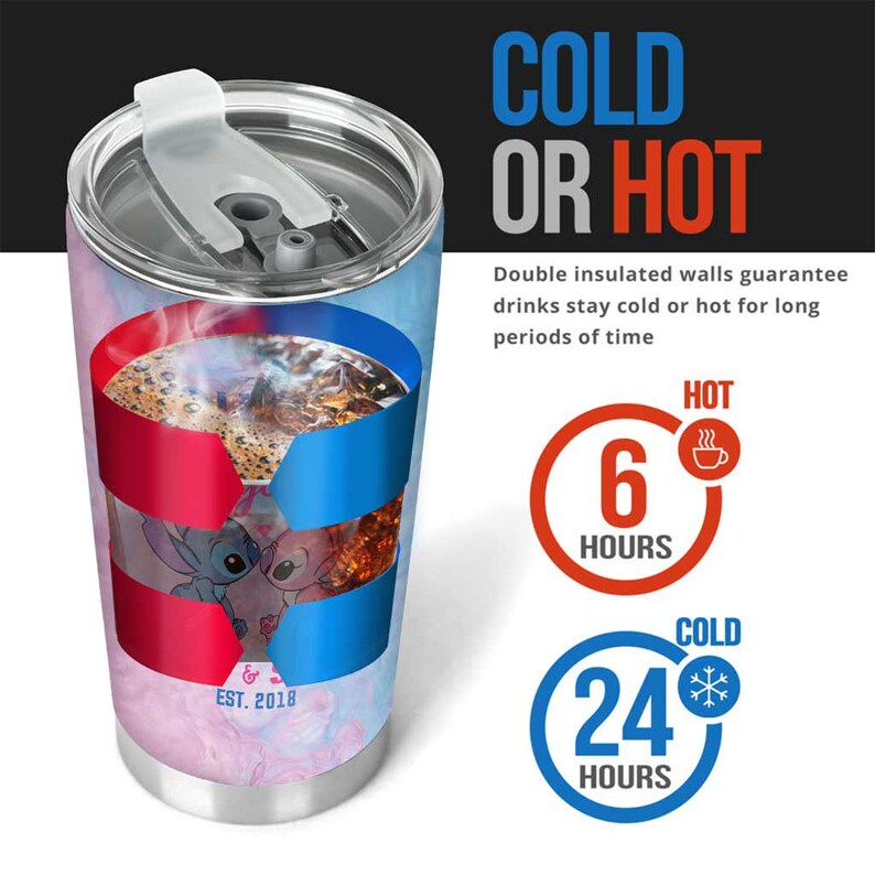 K&ouml;nnte beinhalten: Edelstahlbecher mit Deckel, mit einem farbenfrohen Design mit Stitch-Charakteren. Der Becher hat ein rot-blaues Streifendesign und den Text "EST. 2018". Das Bild enth&auml;lt auch den Text "COLD OR HOT". Der Becher h&auml;lt Getr&auml;nke 24 Stunden kalt und 6 Stunden hei&szlig;.